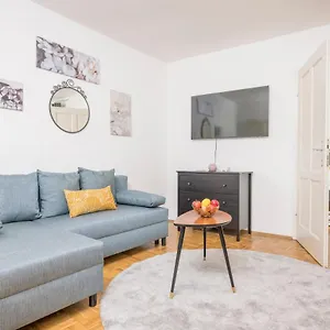 Apartment Zum Grazer Uhrturm By Ichbucheat Graz
